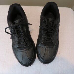 Mens Fila Black Low Top Sneakers Size 8.5 Wide